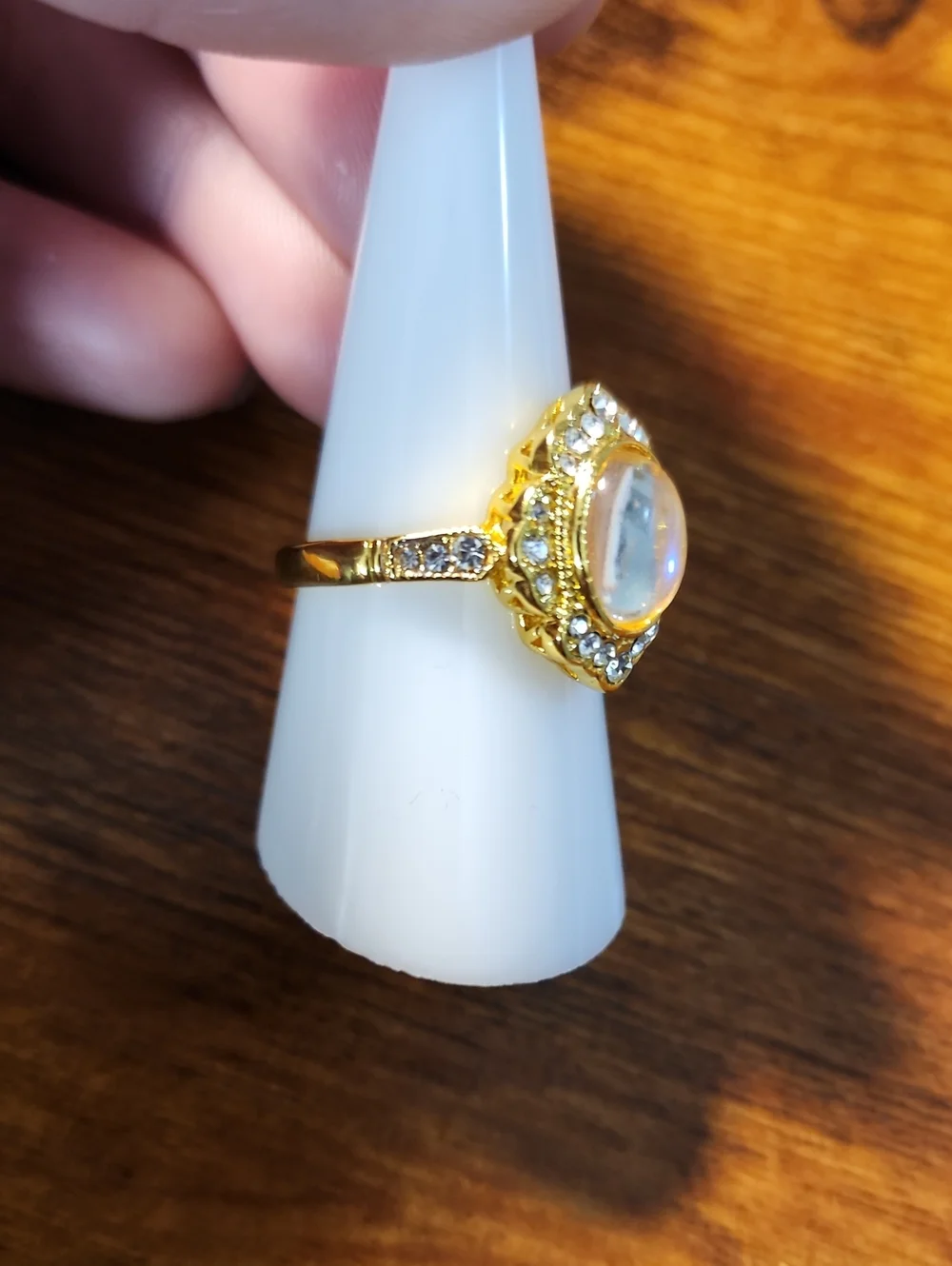 New Imitation Celebrity Style Gold OpalOval Diamond Ring Simple Fashion Luminous
